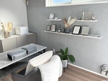 ヘレナ(helena)の雰囲気（グレー、白、黒の落ち着いた店内の個室サロン）