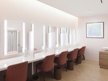 一席ずつ照明と鏡を完備したパウダールーム♪気軽にメイク直し◎