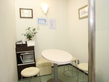 エフビューティプラス 緑地公園店(PLUS)/待合　カウンセリングスペース