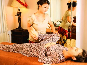 ハワイアンフォレストSpa 草加店/仰向け状態で腰のストレッチ