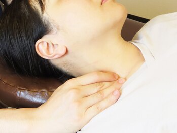 丸の内接骨院グループ 銀座リリース整体院/◆施術風景【喉(のど)回り】