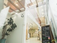 スカイフラワー(sky flower)の雰囲気（１階の美容室で受付いたします。）