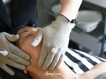 アングレイス(Anngrace)の写真/【結果にこだわる】頬が上がる。輪郭が変わる。美しさの土台を塗り替える、あなた史上最高の上向き小顔へ。