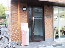 メナードフェイシャルサロン 千歳烏山駅北口店の雰囲気（入口に看板があります）