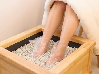 あしぁか 銀座の写真/【温活でむくみ撃退】岩盤足浴×本格足つぼ×角質ケア！血流を改善し、驚くほど軽やかなスッキリ美脚へ。