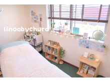 リノア バイ チュラ(linoa by Chura)の雰囲気（当サロンはフラットベッドにて施術しております♪ふかふか好評◎）