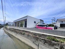 ナナラ(nanara)の雰囲気（白い外観の一軒家です。）
