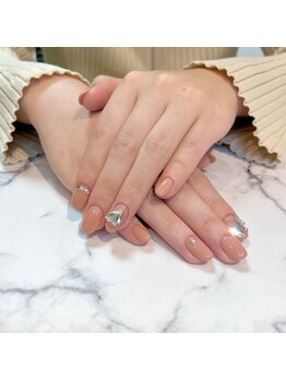 ワンカラーにパーツでキラキラ