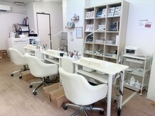 白を基調としたシンプルで落ち着いた雰囲気の店内です♪