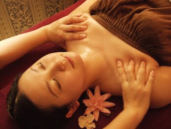 アワーグラス(HOURGLASS)/【小顔リンパマッサージ】