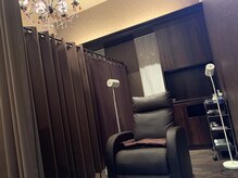 グランド ビューティー ビーズ 緑店(Grand Beauty B's)の雰囲気（まつ毛、アイブロウのお部屋では半個室でリラックス空間を♪）