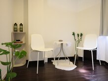 心癒(シンユ)の雰囲気（白基調のカウンセリングルーム）
