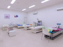 スマイル鍼灸 接骨院の雰囲気（広い院内でゆったりと施術を受けられます）