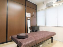 QB脱毛 高田馬場店の雰囲気（白とナチュラル色基調のシンプルな店内。初めてでも気兼ねなし☆）