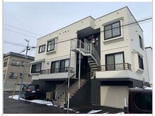 檸檬の雰囲気（★階段を上った扉です。駐車場は写真の車の場所にお願い致します）