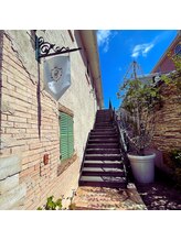 ヨクナル(YOKUNALU)/SALUS入口前の階段