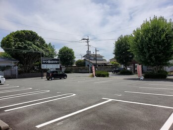 整骨院リライフ 西原店(Re.life)/広くて止めやすい駐車場完備
