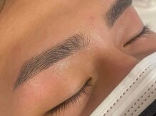 エイト/ 立体感のある眉毛デザインに