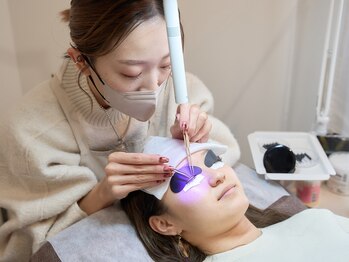 マノン(MANON.)/LEDエクステ装着中の様子