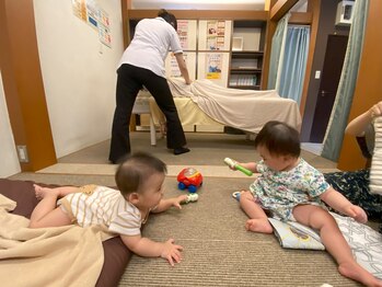 子育てママの整体サロン/施術中のお子様の様子
