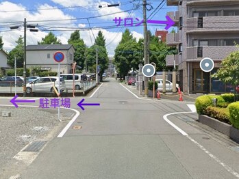 至福のボディケアサロン 白川/サロン前の十字路を矢印方向へ