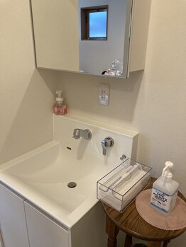 エル アベニール/玄関入ってすぐ洗面所があります