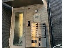 ミュー(Mieux)/右側のアパート。ジーメゾン七里