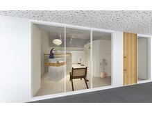 木の温もりに包まれる、落ち着いた癒しの空間