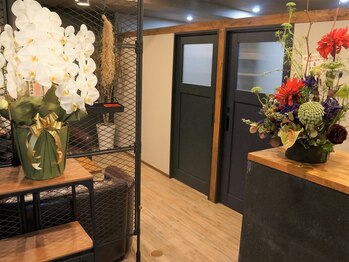 サロンドエス(salon de es men's beauty)/ブルックリン調のシックな店内