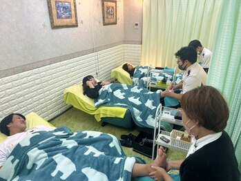 フットルーム プラナ 名駅店の写真/TVでも紹介された人気の足ツボケア！2人以上の同時施術が可能！是非ご家族・友達・恋人とご来店ください♪