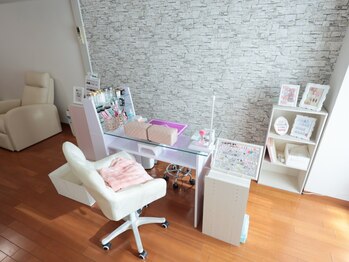 ミエルドビジューネイル(Miel de Bijou NAIL)の写真/個室で周りを気にせず、あなたの理想のデザインをご提案♪お好みのデザインをご相談しながら施術します☆