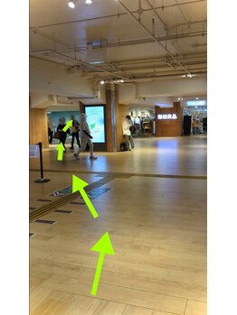 オカオビューティー 枚方市駅前南口店(okao beauty)/2番出口の階段を降りる