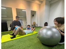 お子様を連れて、ご家族様でのペアトレーニングも大好評です！
