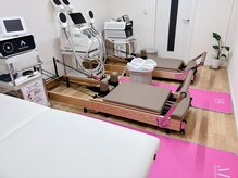 電磁パルスマシンとピラティスリフォーマーが融合した内観です！