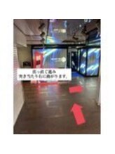 まつ毛パーマ・マツエク・LED・アイブロウ専門店elna江坂駅前店【エルナ】/突き当たりを右に曲がります♪