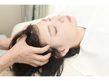 メディカルエステティックサロン サロンド ハリス ヤゴト(Salon'de HALLIS yagoto)の写真/頭皮から整えるヘッドスパで小顔ケアと癒しのひとときを。