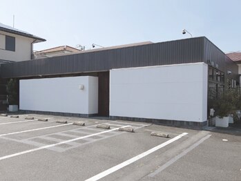 ラジェ 浜松佐鳴台店(LAGE)/白い建物が目印です