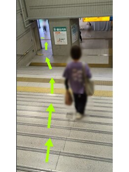 オカオビューティー 枚方市駅前南口店(okao beauty)/階段を降りたら直ぐ左へ
