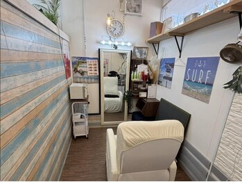 hair & eyelash LEONの写真/【美容室併設◎】タブレット完備&足元まで寛げるリクライニングチェアで、日常を忘れる極上の美容時間を♪