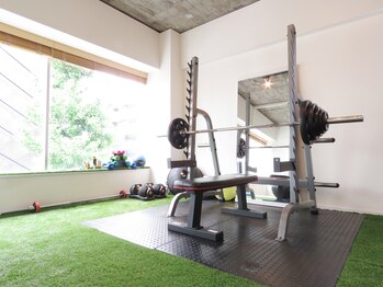 ゴーフィールドフィットネス 碑文谷店(Go.Field Fitness)/開放感溢れるジムエリア