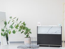 リノ(rino)の雰囲気（お一人様の為だけの白を貴重とした広々空間です♪）