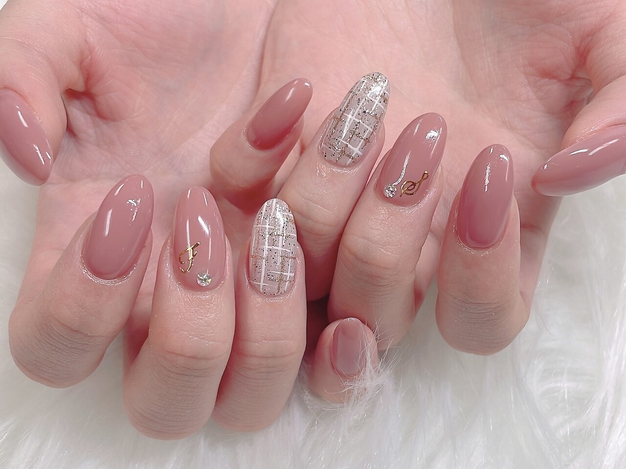 2026年冬トレンド】イニシャルのネイルデザイン集｜人気順｜4ページ目