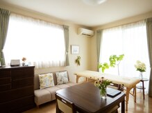 ローズリリーブ/自然光のあるサロン