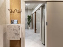 eye salon ANUIの雰囲気（入口のタブレットで受付をお願いします♪【担当者→スミレ】）