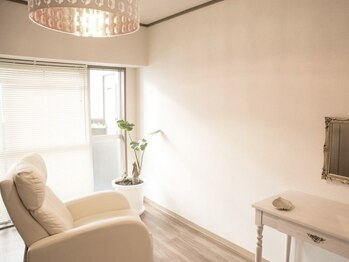 ビューティーデザインサロンプレズィール(BeuatyDesign Salon de Plaisir)の写真/【オフ込120本¥3980/美眉スタイリングWAX1回¥3480】紹介多数の秘密は、圧倒的なモチとケアトリートメント♪