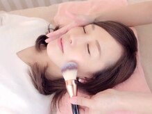 アンリエッタ(Unlieta)/シルキーなお粉をお顔にのせます