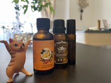 桃の木 吉祥寺店/オイルを紹介するにゃんこ