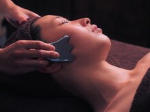 施術によってはカッサを使ってしっかりアプローチ！