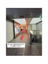 まつ毛パーマ・マツエク・LED・アイブロウ専門店elna江坂駅前店【エルナ】/左に曲がります♪
