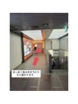 まつ毛パーマ・マツエク・LED・アイブロウ専門店elna江坂駅前店【エルナ】/左に曲がります♪
